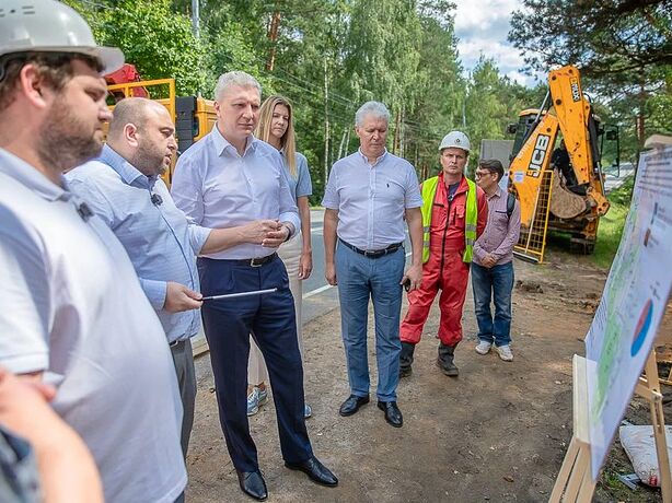 Глава муниципалитета Андрей Иванов проверил ход капитального ремонта сетей водоотведения в поселке Горки-10 Глава муниципалитета Андрей Иванов проверил ход капитального ремонта сетей водоотведения в поселке Горки-10